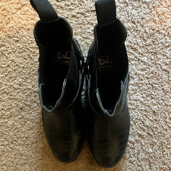 Black Croc-Embossed Women's Chelsea Boots - Picture 4 of 5